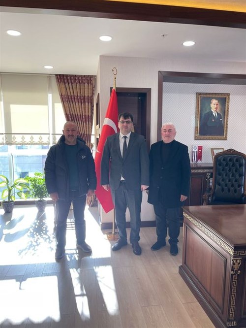 Artvin İş Adamları Derneği(ARİAD) başkanı Seçim Altınkaya ve Genel Sekreteri Yener Balkaya Kaymakamımız Gürkan Üçüncü'yü makamında ziyaret etti.