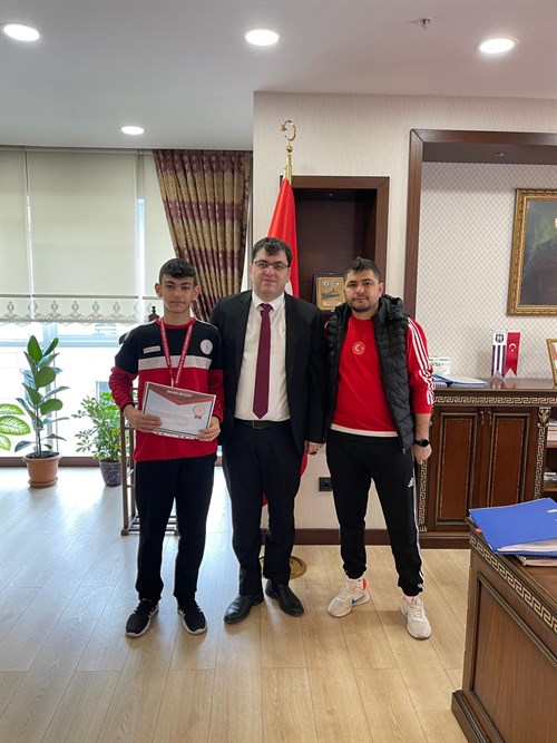 Türkiye Grup Şampiyonasında 3. olan öğrencimiz Göksu Topçu ve Antrenörü Tuncay Dayanç Kaymakamımız Gürkan Üçüncü'yü ziyaret etti.